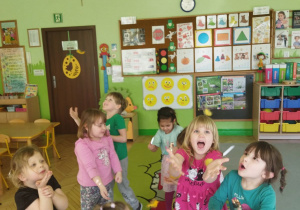 Na tym zdjęciu widać dzieci z grupy II podczas zabawy słuchowo - ruchowej.