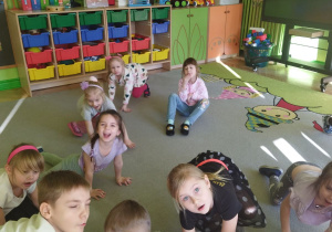Zdjęcie przedstawia dzieci z grupy III podczas zabawy słuchowo - ruchowej.
