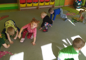 Zdjęcie przedstawia dzieci zgrupy I podczas zabawy ruchowo - słuchowej.