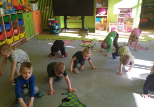 Zdjęcie przedstawia dzieci zgrupy I podczas zabawy ruchowo - słuchowej.