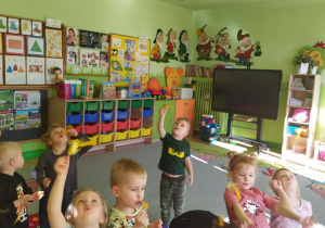Na tym zdjęciu widać dzieci z grupy I podczas wykonywania ćwiczenia oddechowego "Kolorwe piórka".