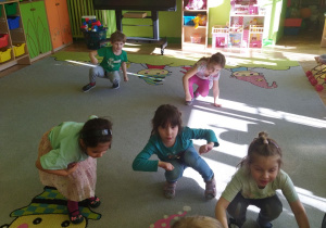 Zdjęcie przedstawia dzieci zgrupy II podczas zabawy ruchowo - słuchowej.