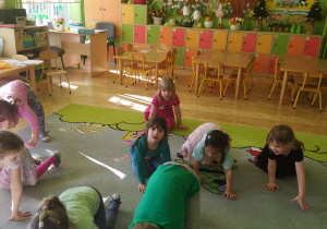ęZdjęcie przedstawia dzieci zgrupy II podczas zabawy ruchowo - słuchowej.