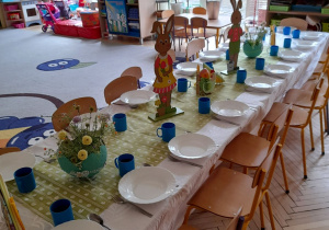 Zdjęcie przedstawia świątecznie udekorowany stół w grupie III.