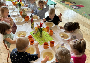 Zdjęcie przedstawia dzieci z grupy I przy wspólnym, świątecznym stole.
