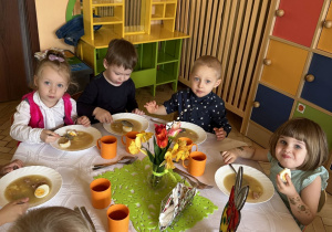 Zdjęcie przedstawia dzieci z grupy I przy wspólnym, świątecznym stole.