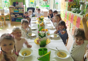 Na tym zdjęciu widać dzieci z grupy II spożywające obiad przy wspólnym, świątecznym stole.