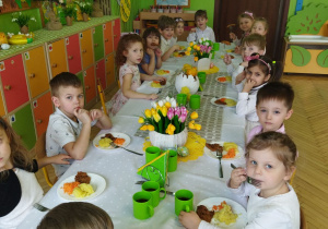 Zdjęcie przedstawia świąteczny obiad w grupie II.