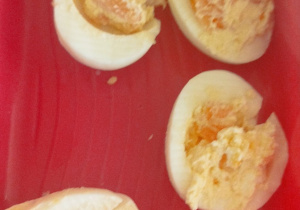 Zdjęcie przedstawia gotową przekąskę - jajka faszerowane.