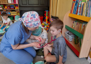 Na tym zdjęciu widać Maksyma, który z pomocą mamy Celinki słucha bicia swojego serca przy użyciu stetoskopu.