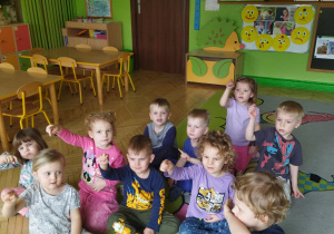 Zdjęcie przedstawia dzieci z grupy I podczas zajęć.