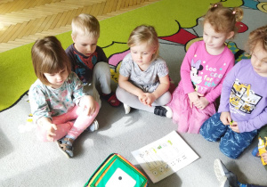 Zdjęcie przedstawia dzieci z grupy I podczas zabaw logopedycznych z kostką.
