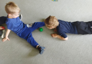 Na tym zdjęciu widać dzieci z grupy I podczas wykonywania ćwiczeń oddechowych.