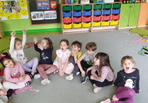Zdjęcie przedstawia dzieci z grupy II wykonujące ćwiczenia narzadów mowy.