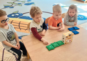 Na tym zdjęciu widać dzieci z grupy I układjących woreczki według instrukcji nauczycielki.