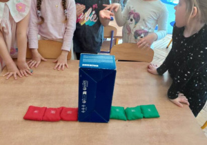 Na tym zdjęciu widać przedszkolaki z grupy II podczas zabaw na zajęciach koła.