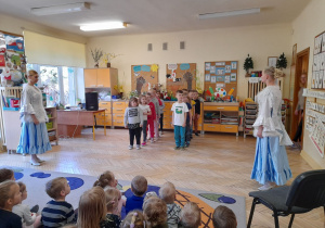 Na tym zdjęciu widać dzieci przygotowujące się do zatańczenia poloneza wraz z tancerkami.