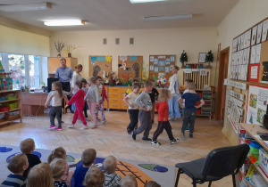Zdjęcie przedstawia dzieci tańczące ploneza.