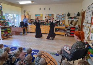 Zdjęcie przedstawia tancerki tańczące czardasza, węgierski taniec narodowy.