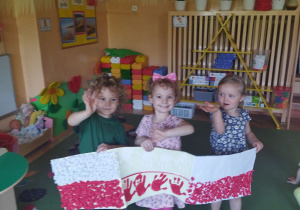 Zdjęcie przedstawia dzieci z grupy I prezentujące swoje flagi.