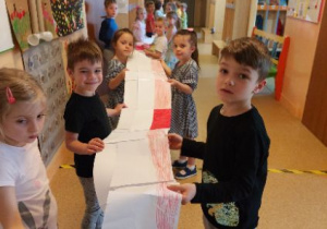 Na tym zdjęciu widać dzieci prezentujące kolejny fragment flagi grupy III.
