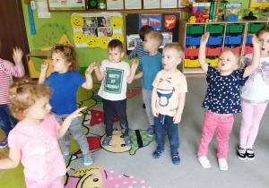 Zdjęcie przedstawia dzieci z grupy I podczas zabaw i ćwiczeń logopedycznych.