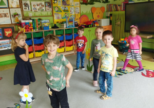 pZdjęcie przedstawia dzieci z grupy II podczas zabaw i ćwiczeń logopedycznych.