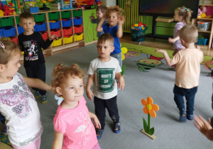 Zdjęcie przedstawia dzieci z grupy I i III podczas zabawy "Na łace".