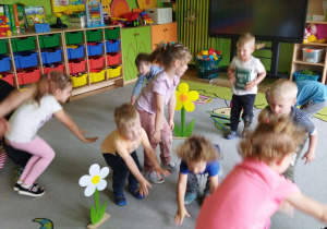 Zdjęcie przedstawia dzieci z grupy I podczas zabawy "Na łace".