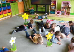 Zdjęcie przedstawia dzieci z grupy I i II podczas zabawy "Na łace".