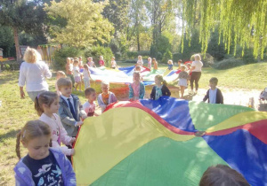 Na tym zdjęciu widać dzieci z grupy III podczas zabawy z chustą animacyjną.