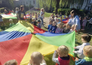 Na tym zdjęcu widać dzieci z grupy I podczas zabawy z chustą animacyjną.