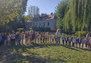 na tym zdjęciu widać przedszkolaki śpiewające Hymn Przedszkolaka.