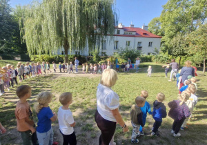 Zdjęcie przedstawia kolejną zabawę muzyczno - ruchową w wykonaniu dzieci.