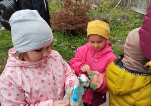 Zdjęcie przedstawia Marysię i Olę z wykonanymi przez nie lalkami.