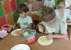 Na tym zdjęcu widać chłopców z grupy III krojących w kostkę składniki potrzebne do przyrządzenia sałatki.