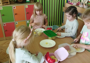 Na tym zdjęciu widać Adelkę z grupy IV oraz dziewczynki z grupy III przy pracy.