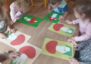 Na tym zdjęciu widać dzieci wykonujące ćwiczenia oddechowe "kropki dla muchomora".