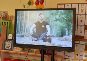 Na tym zdjęciu widać fotografię przedstawiającą naszego gościa.