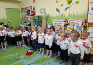 Zdjęcie przedstawia najmłodszą grupę w strojach galowych.