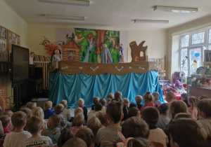 Na tym zdjęciu widać scenę oraz dzieci oglądające teatrzyk.