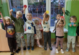 Zdjęcie przedstawia dzieci pokazujące koło.