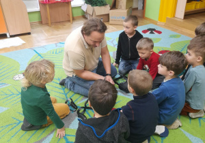 Zdjęcie przedstawia chłopców wraz z tatą Filipa objaśniającego, w jaki sposób korzystać z "magicznych" okularów.