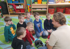 Na tym zdjęciu widać chłopców podczas rozmowy z tatą Filipa.