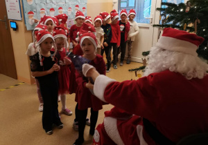 Zdjęcie przedstawia dzieci z grupy IV podczas spotkania z Mikołajem.