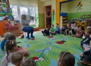 Głośne czytanie przez panią bibliotekarkę