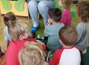 Głośne czytanie przez panią bibliotekarkę