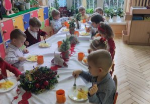 Zdjęcie przedstawia dzieci z grupy I przy świątecznym stole.