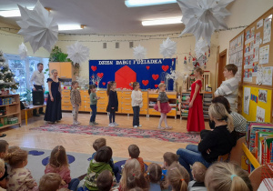 Na tym zdjeciu widać Anię, Hanię N., Lenę i Celinkę z grupy IV oraz Kalinkę z grupy III przygotowujące się do układu tanecznego z rekwizytem.