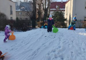 Na tym zdjęciu widać kilkoro dzieci bawiących się na górce.